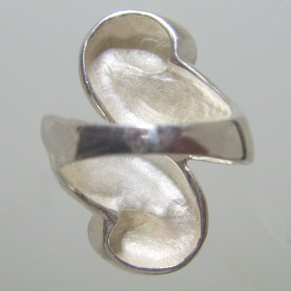 (r1174)Silver ring with an unique design.